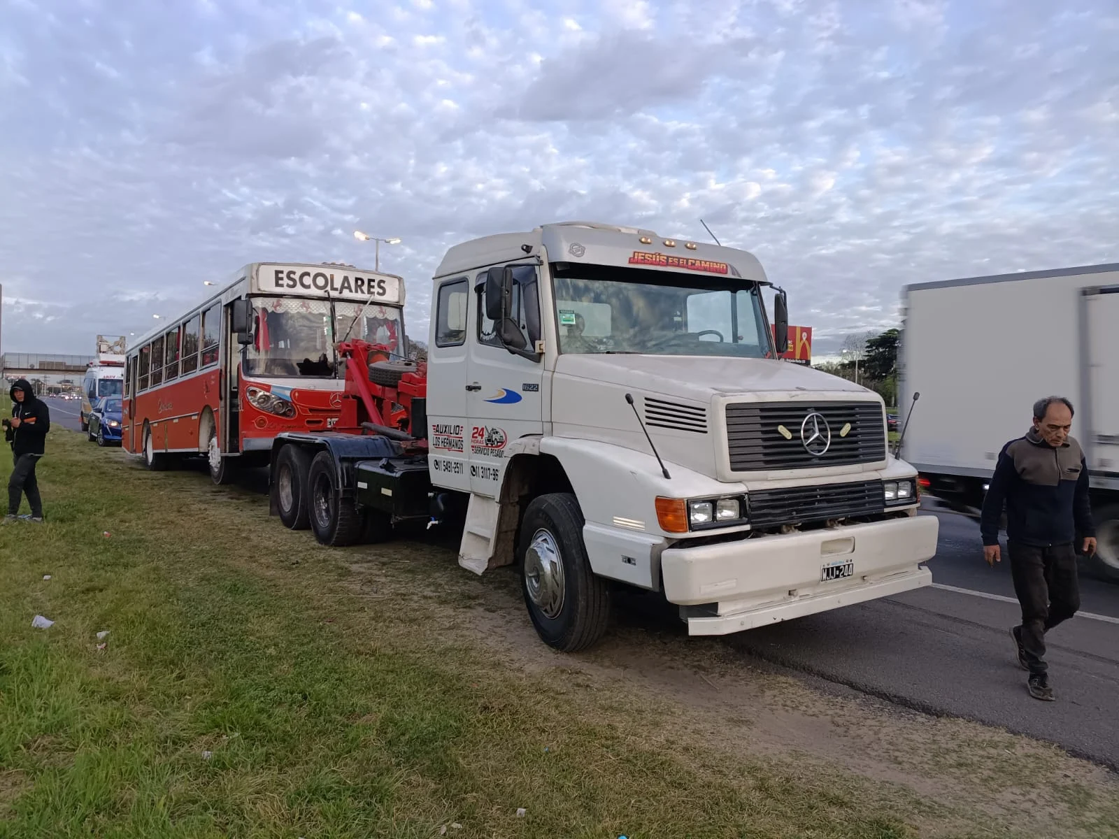 Grúa de Auxilio Los Hermanos remolcando un colectivo