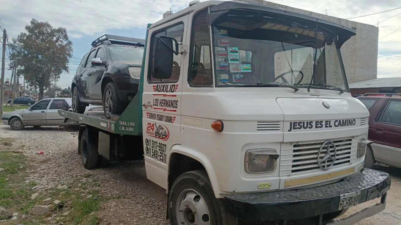 Grúa de Auxilio Los Hermanos trasladando una camioneta