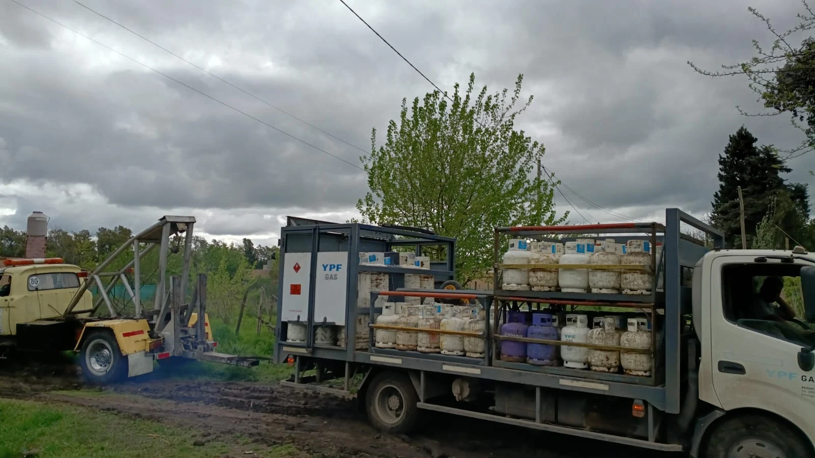 Trabajo de remolque de un camión realizado por Los Hermanos