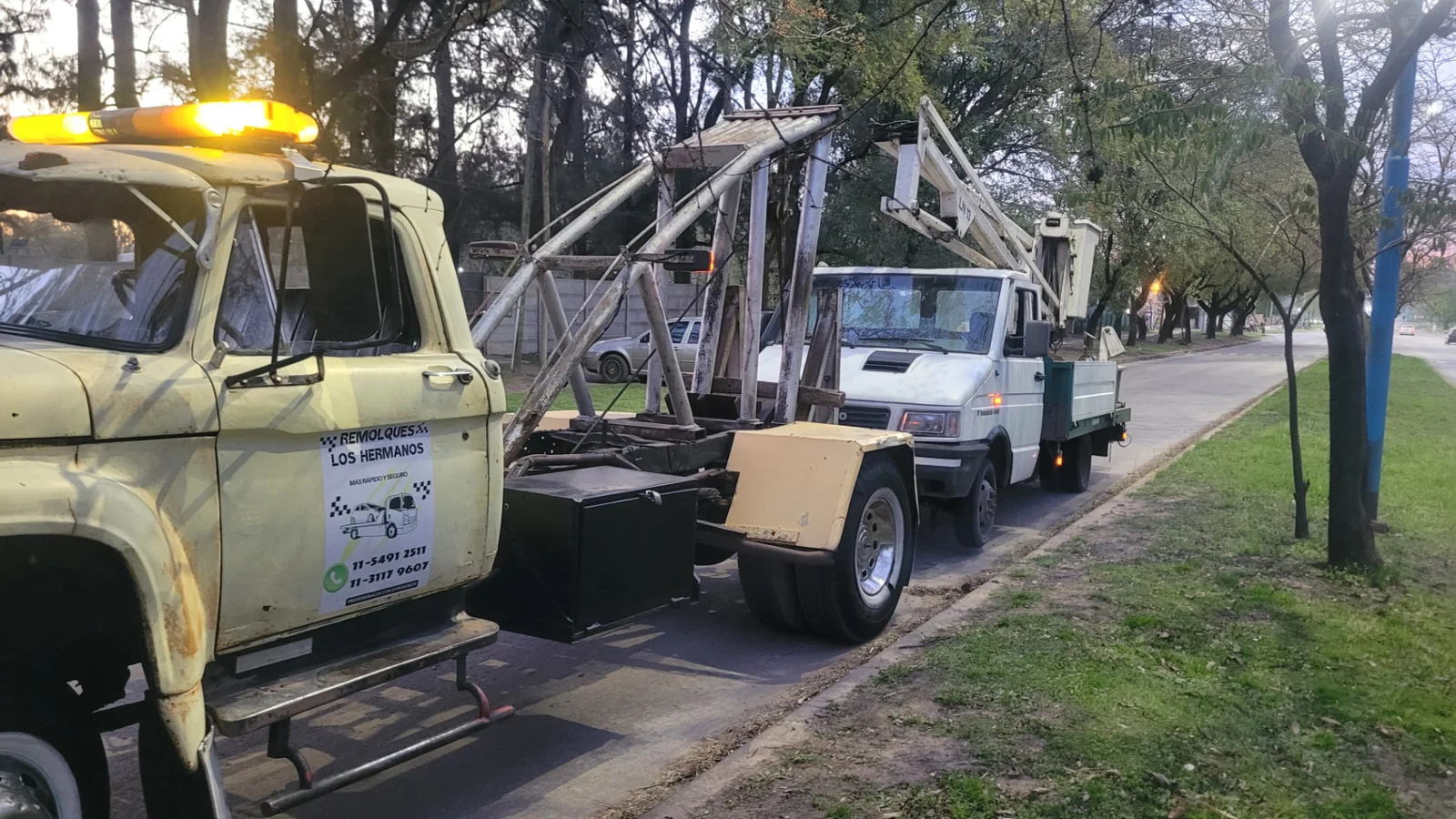Unidad de remolque Los Hermanos trasladando un camión